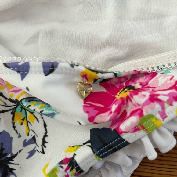 Amore and Sorvete Jessie James Decker Floral Bikini - Picture 4 of 9